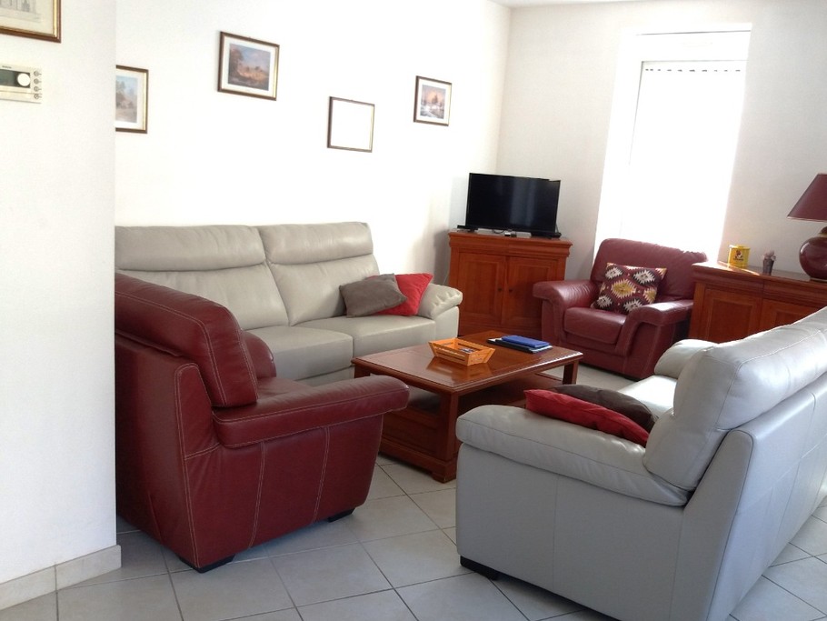 Le salon depuis l'espace cuisine