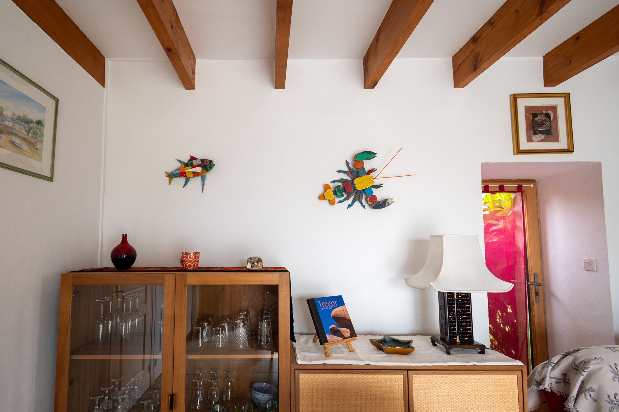 Vue sur le salon depuis l'entrée du gîte