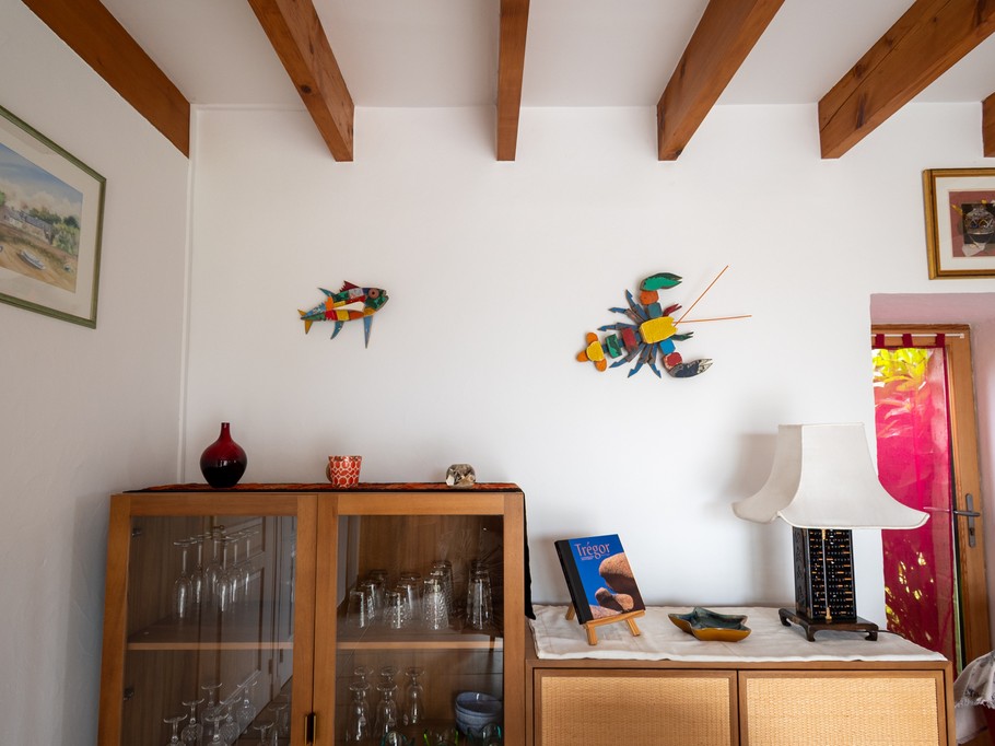 Vue sur le salon depuis l'entrée du gîte