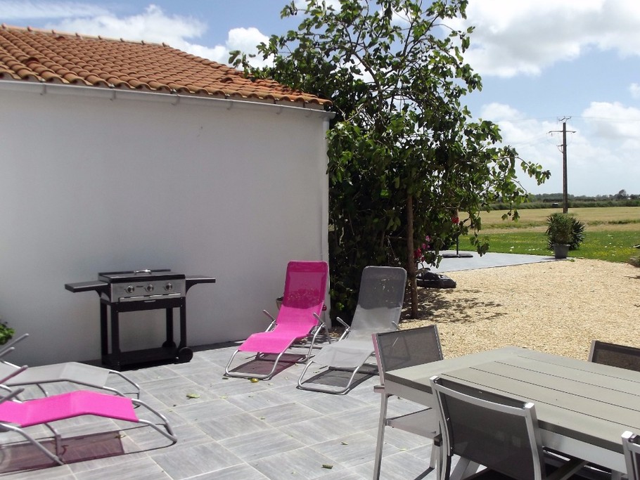 l'arrière de la maison avec vue sur les champs