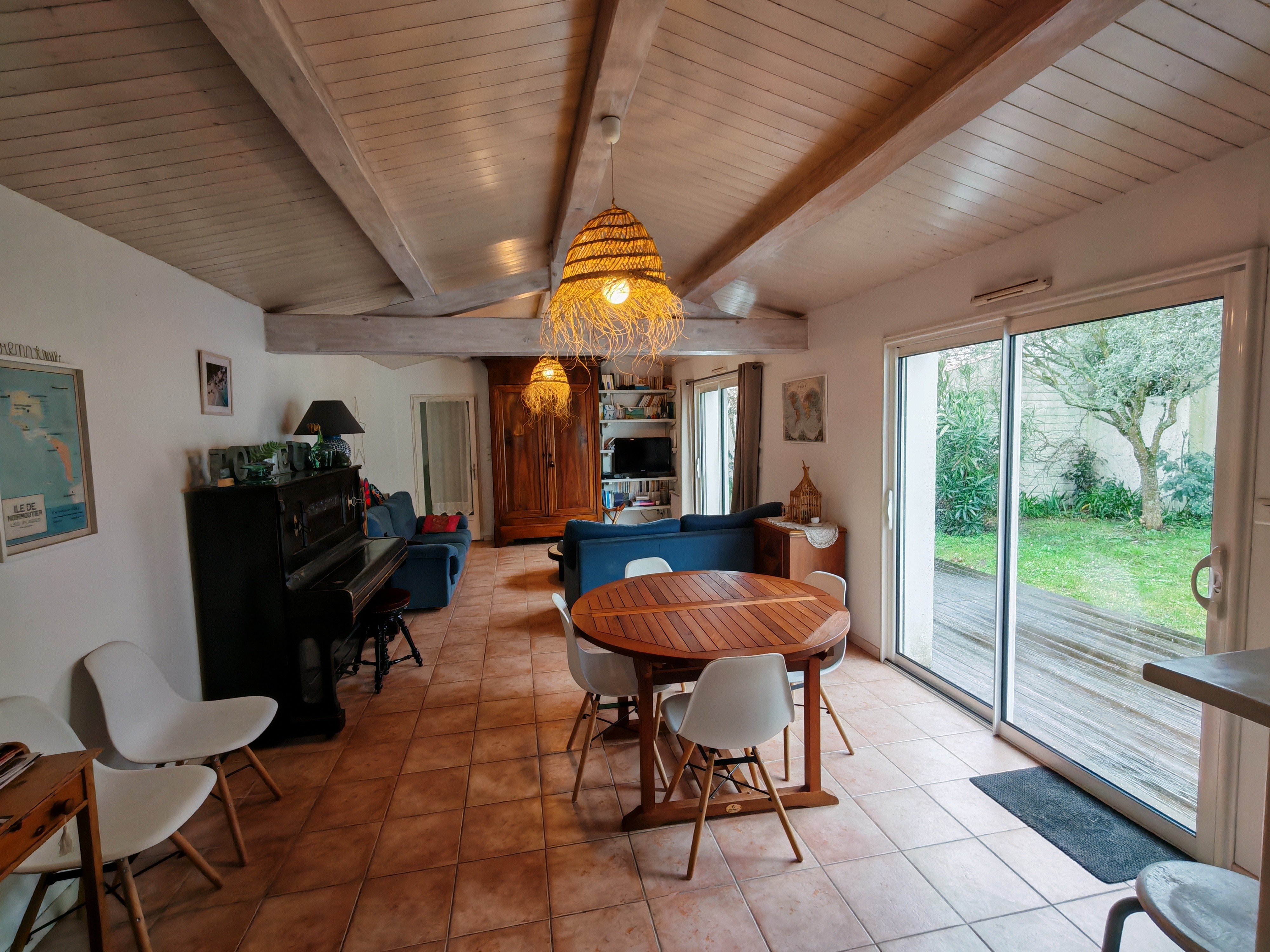 Living room seen from the kitchen