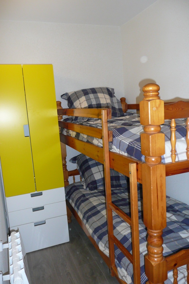 Chambre cabine avec 1 lit superposé et armoire penderie