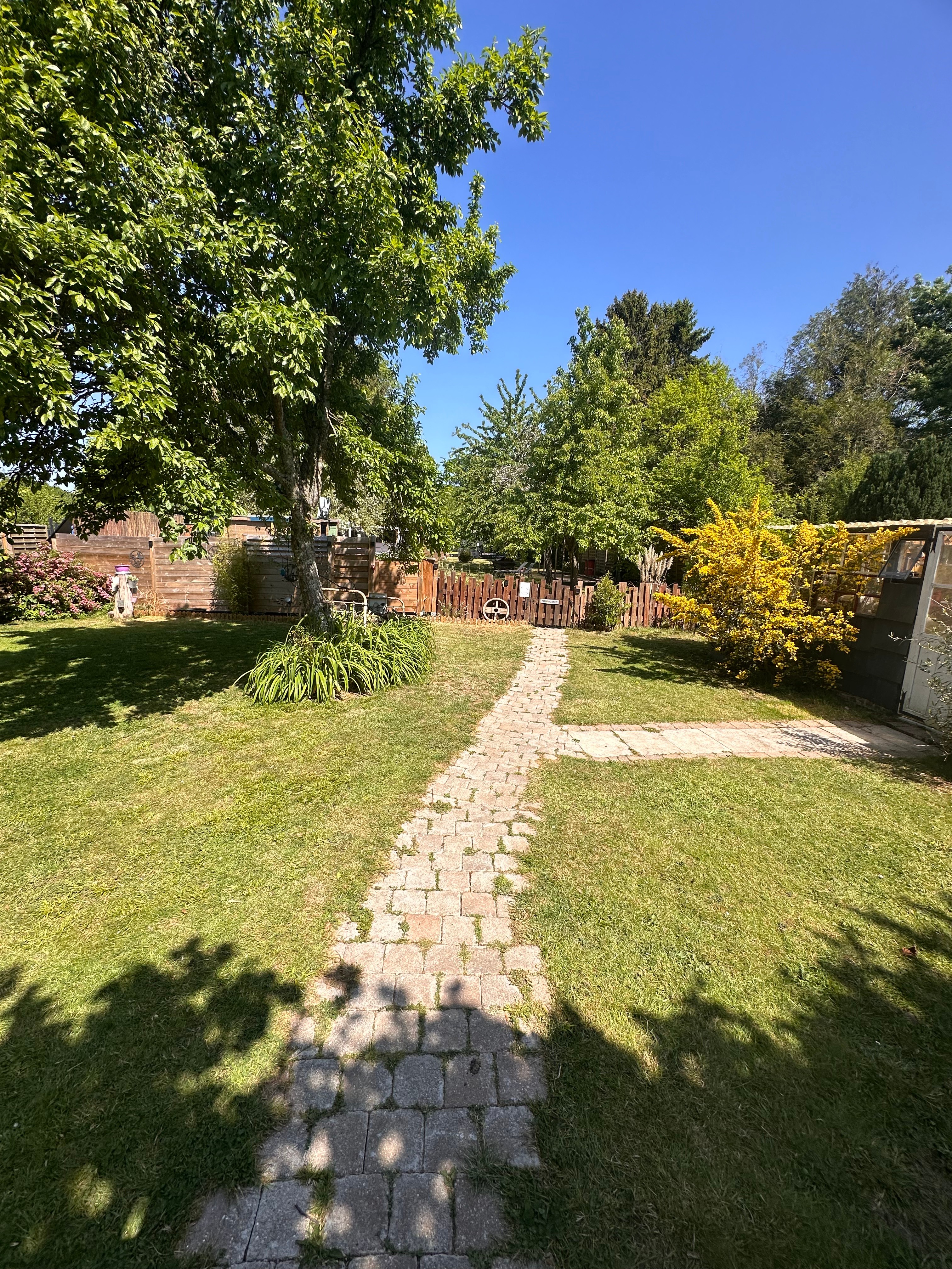 Chemin et Jardin menant au Terminusbus - Crèvecoeur le Grand - Oise - Hauts de France