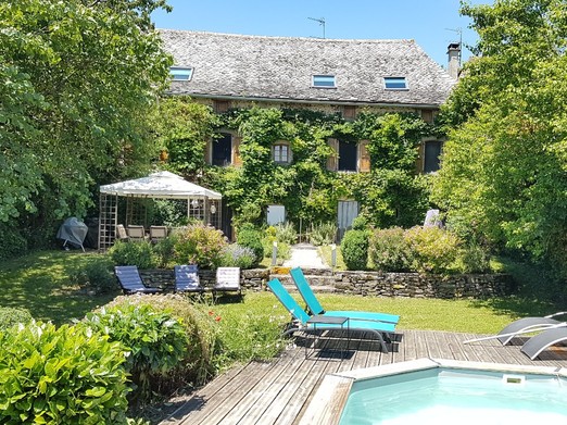 Vue piscine et jardin