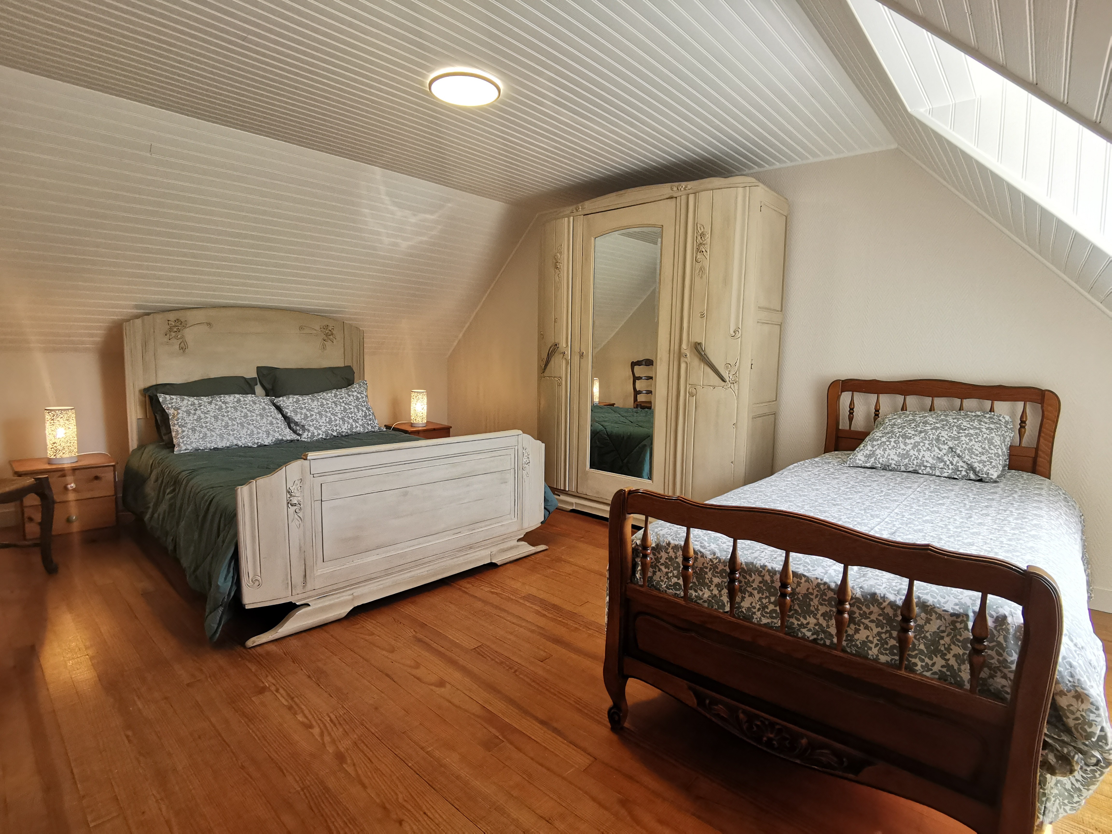 One bedroom with a double bed (140cm) and a single bed (90cm)