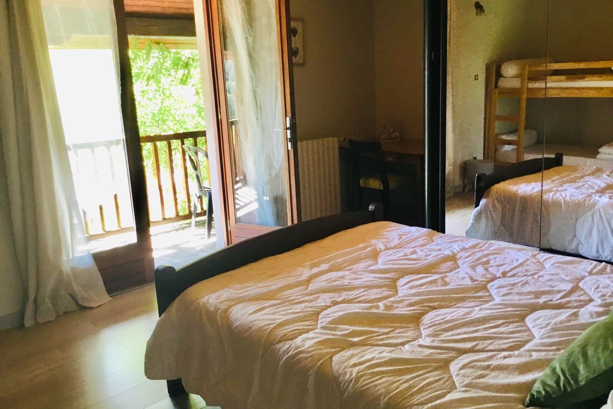 Chambre 2 donnant sur le balcon