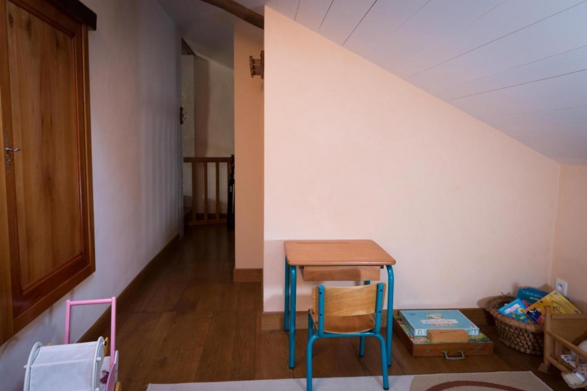 Chambre en mezzanine à l'étage avec un lit en 90 - salle de jeu