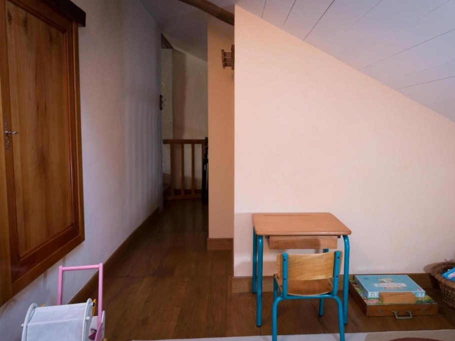 Chambre en mezzanine à l'étage avec un lit en 90 - salle de jeu