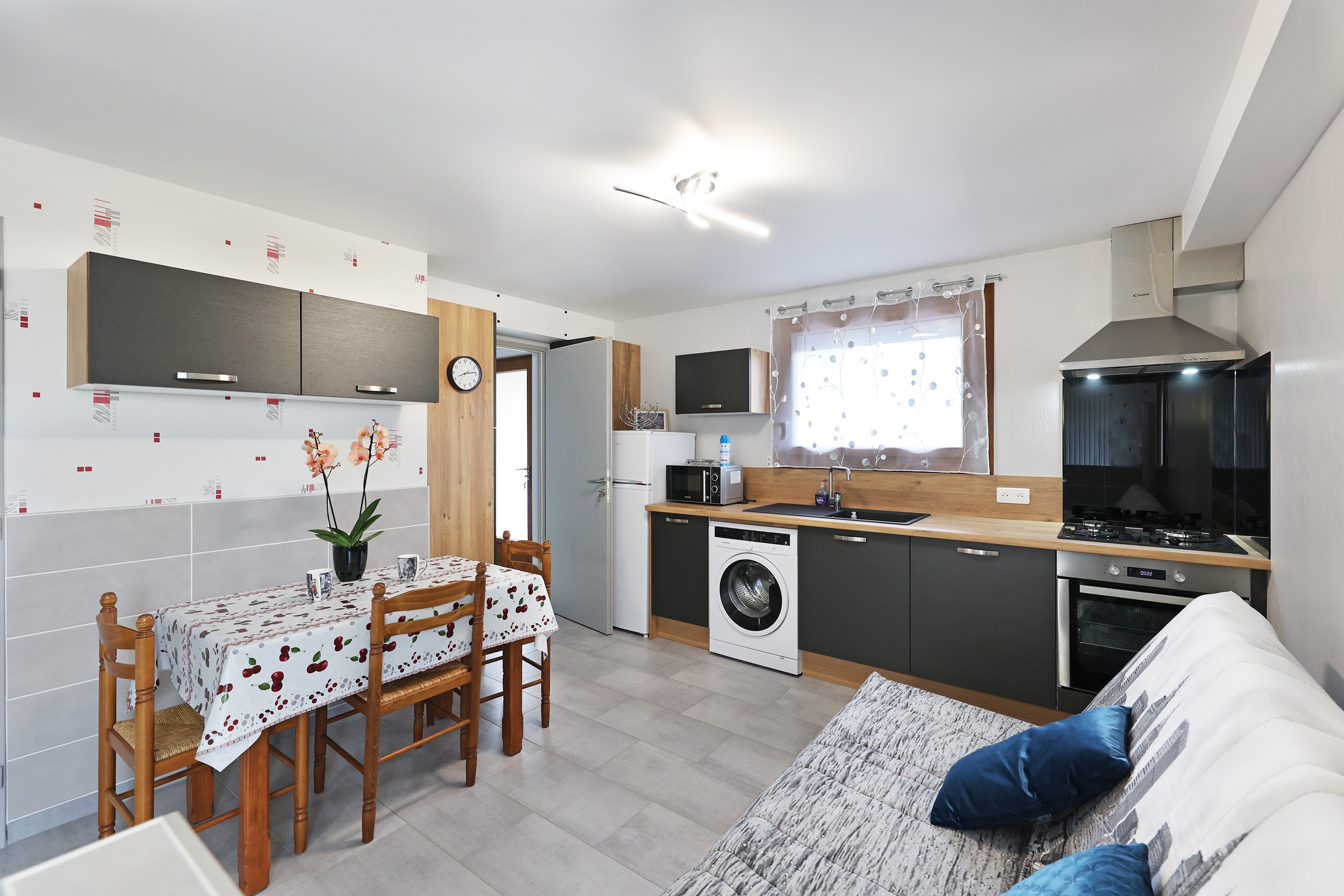 Kitchen opening onto living room - Gîte with terrace, in a peaceful setting in the heart of nature, near Gérardmer