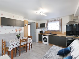 Kitchen opening onto living room - Gîte with terrace, in a peaceful setting in the heart of nature, near Gérardmer