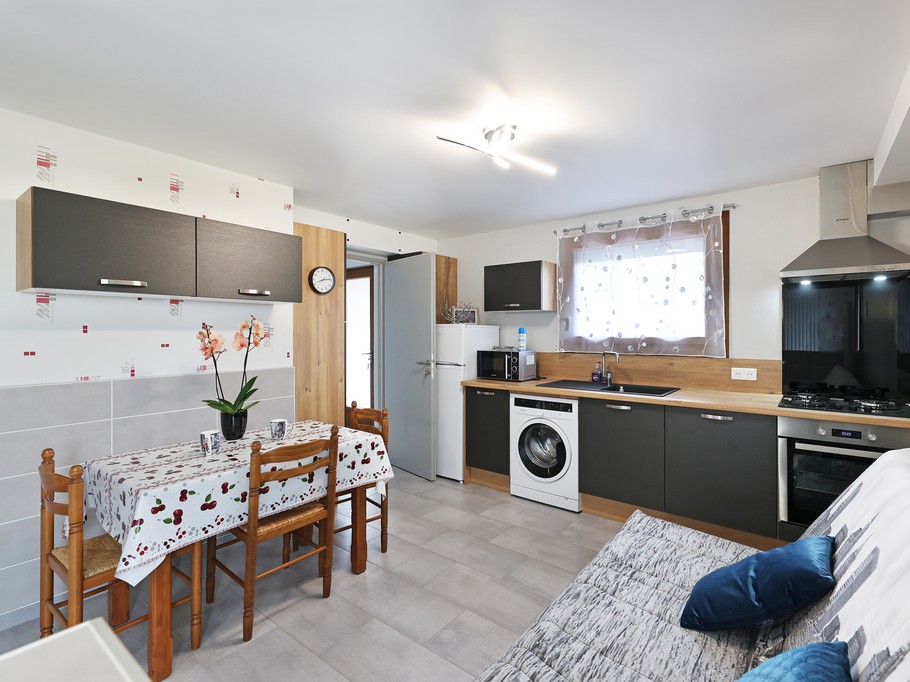 Kitchen opening onto living room - Gîte with terrace, in a peaceful setting in the heart of nature, near Gérardmer