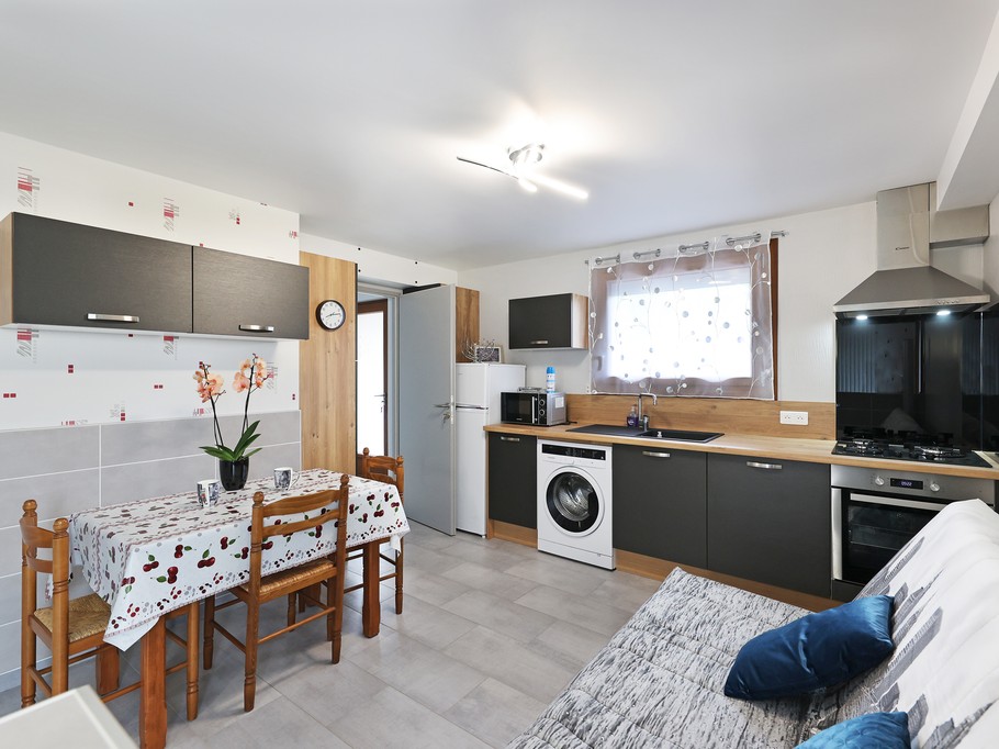 Kitchen opening onto living room - Gîte with terrace, in a peaceful setting in the heart of nature, near Gérardmer