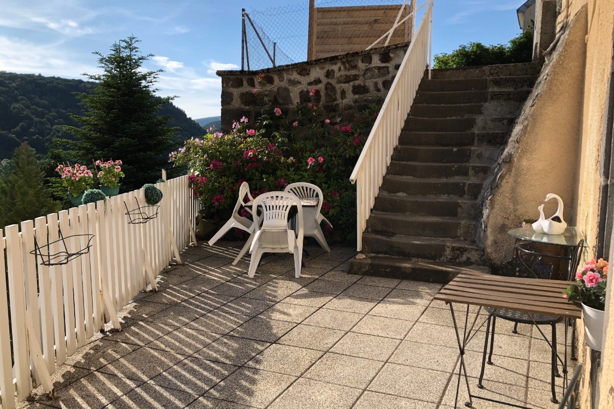 Votre terrasse mitoyenne du studio, de plein pieds, idéale pour vos repas, parking juste au dessus gratuit