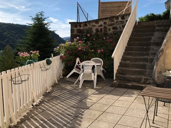 Votre terrasse mitoyenne du studio, de plein pieds, idéale pour vos repas, parking juste au dessus gratuit