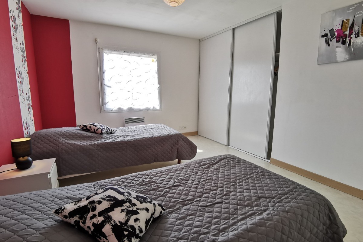 Etage chambre 2 avec grand placard penderie