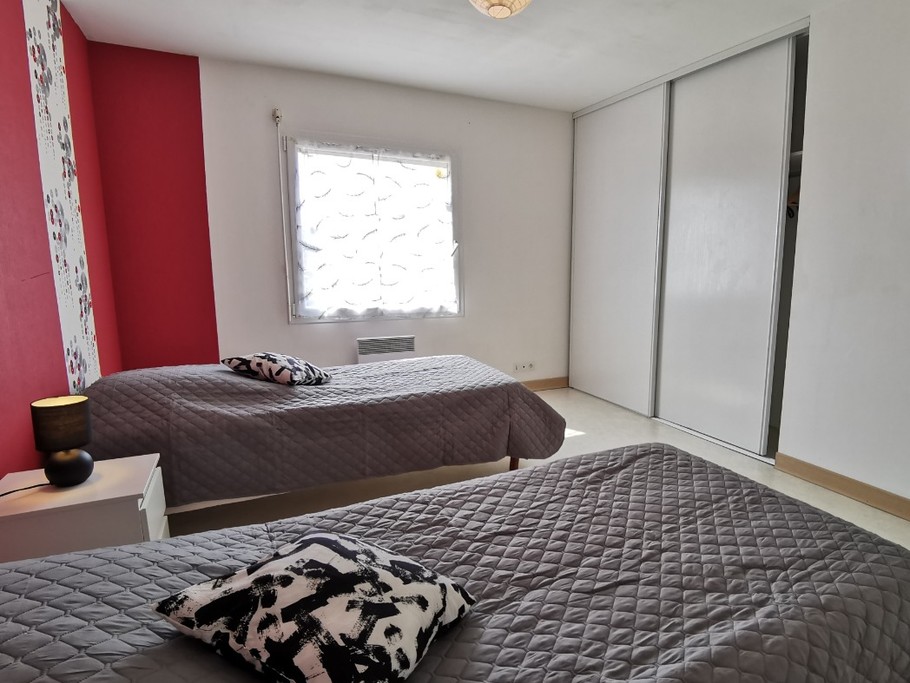 Etage chambre 2 avec grand placard penderie