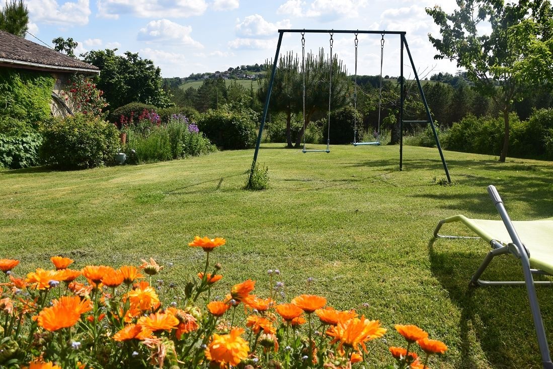 Le jardin cote piscine