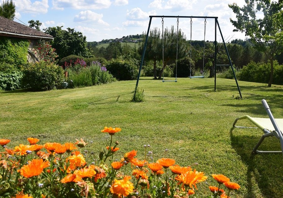 Le jardin cote piscine