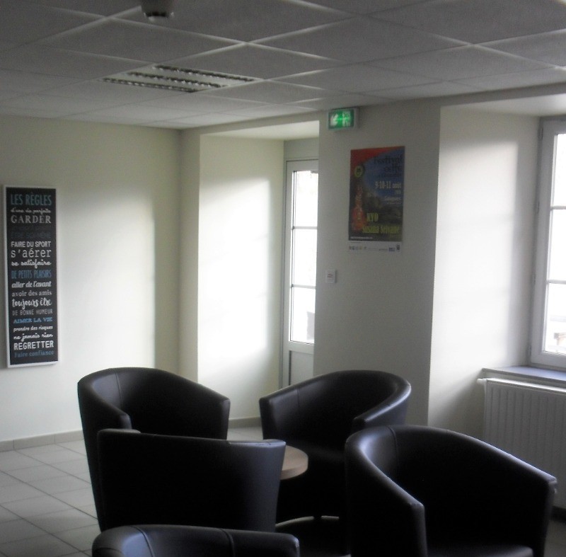 Salon de TV : fauteuils, tables basses, TV à écran plat grand format, espace bar, ... et accès direct à la terrasse surélevée et au jardin engazonné