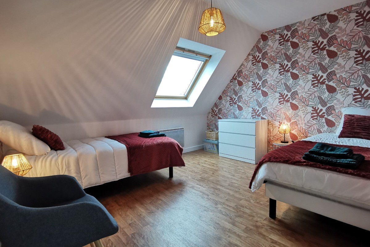 Etage: chambre 2 avec 2 lits 90