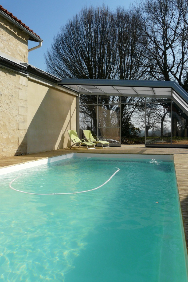 piscine couverte avec un abri télescopique