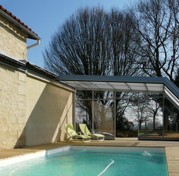 piscine couverte avec un abri télescopique