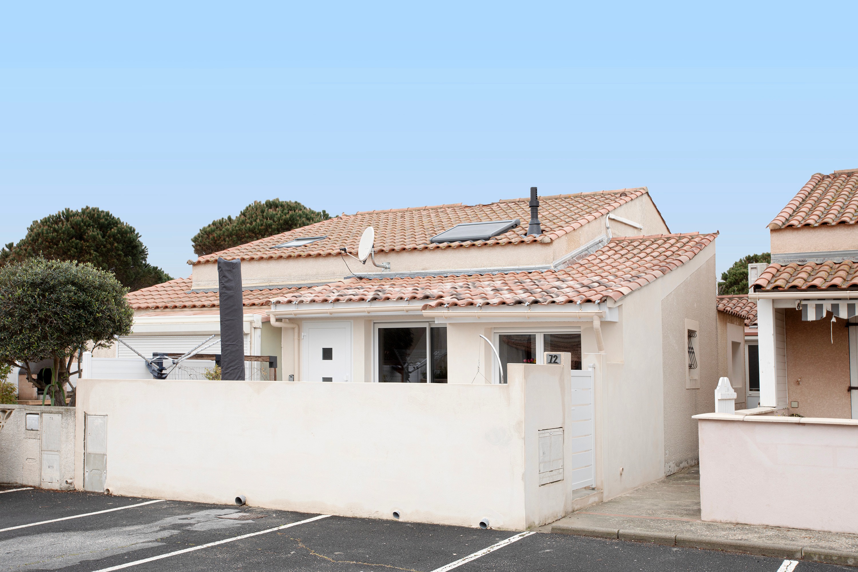 Maison vu de l'extérieur avec place parking devant