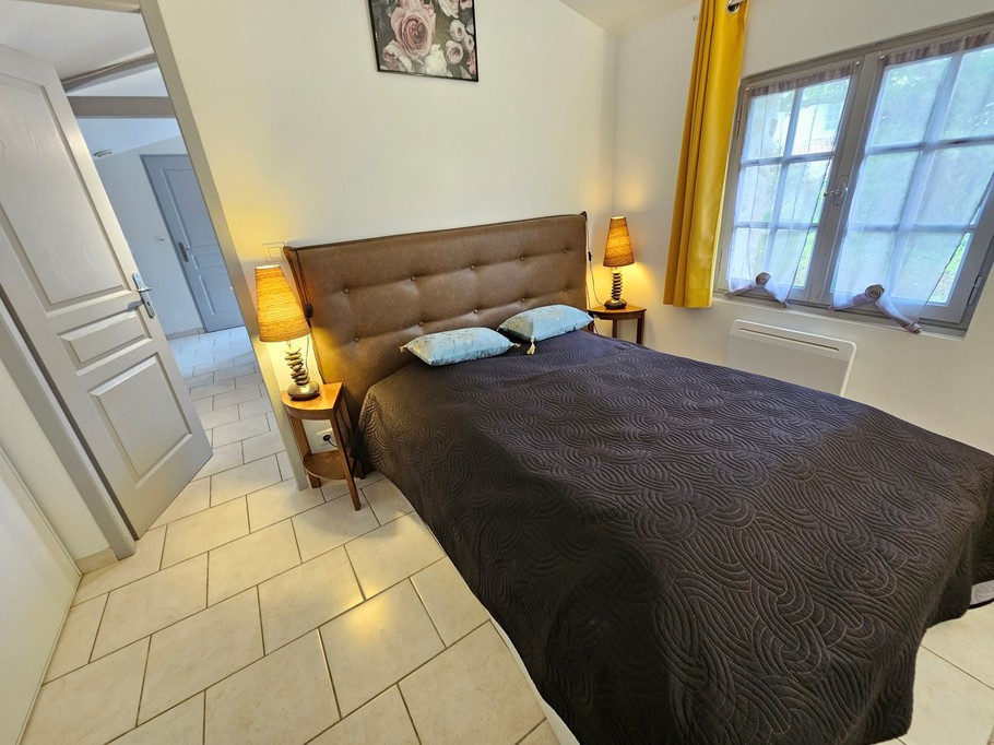 La chambre avec un lit 140 et grands placards intégrés