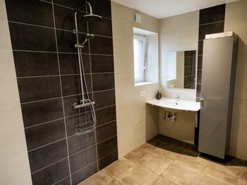 Salle d'eau accessible pour les personnes à mobilité réduite