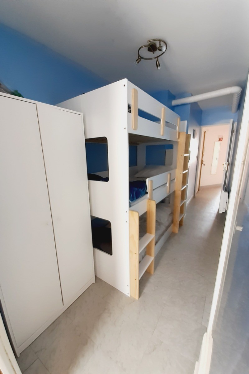 Cabine avec lits superposés et armoire
