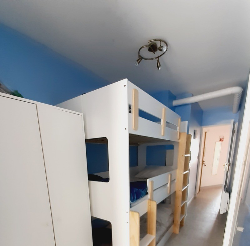 Cabine avec lits superposés et armoire