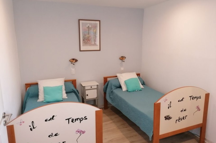 chambre bleue avec lits en 90.