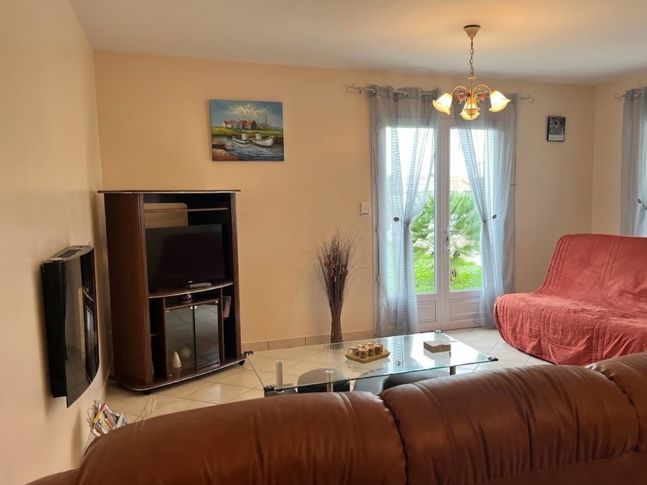 Salon avec un canapé convertible en 140