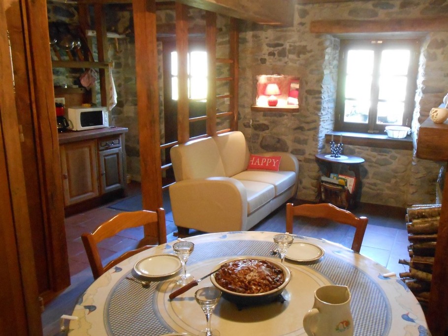 Pièce de vie avec coin salon et détente, la prédominance du bois fait chaud au coeur