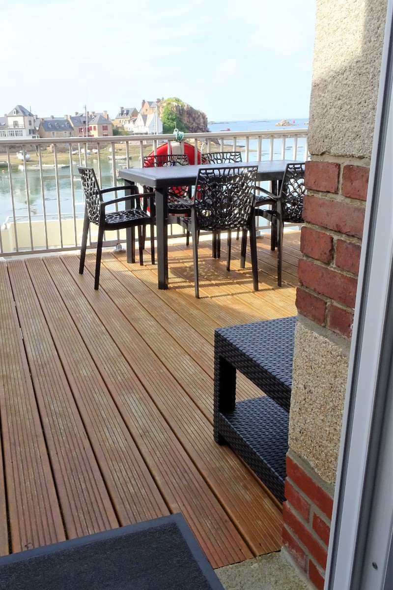 vue sur la terrasse bois et sur le port de la maison