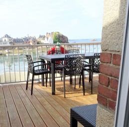vue sur la terrasse bois et sur le port de la maison
