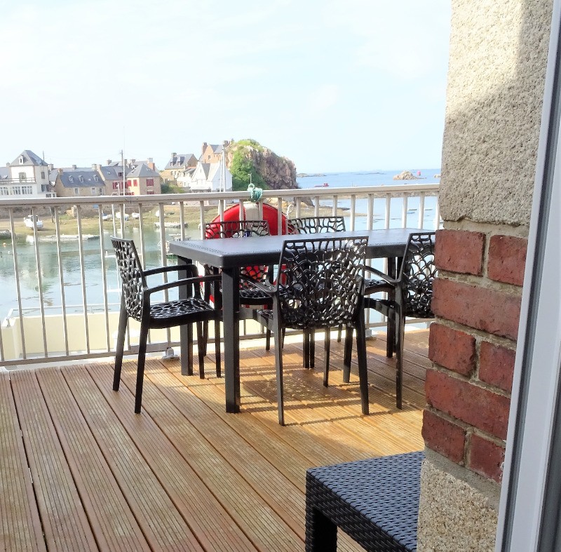 vue sur la terrasse bois et sur le port de la maison