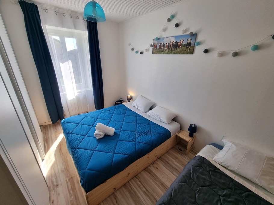 Chambre 2 « Bleue » : 1 lit 160 cm × 190 cm + 1 lit 90 cm × 190 cm