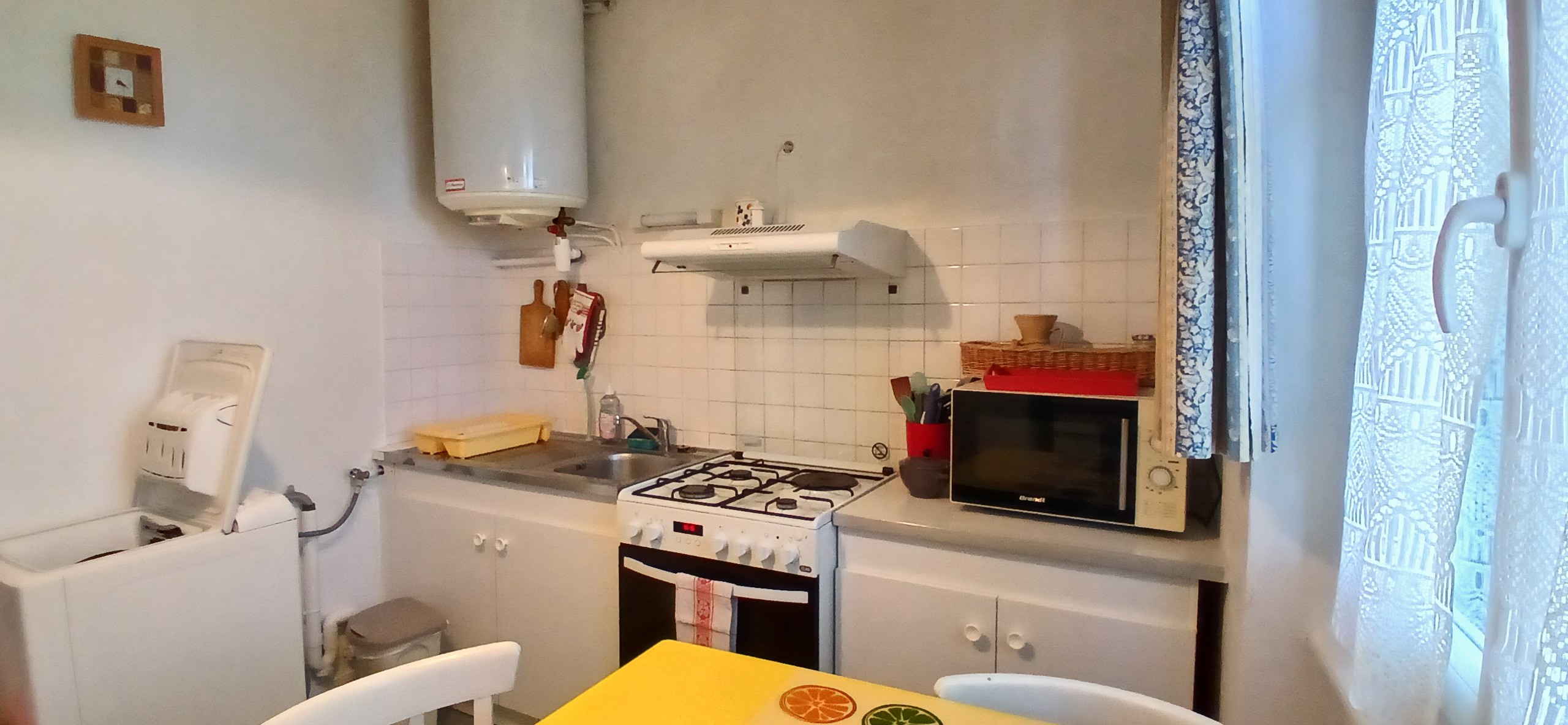 Gîte "Les Châtaigniers", Sarcenat, Orcines, Puy de Dôme, Auvergne - Cuisine