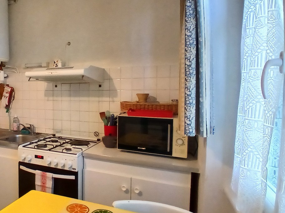 Gîte "Les Châtaigniers", Sarcenat, Orcines, Puy de Dôme, Auvergne - Cuisine