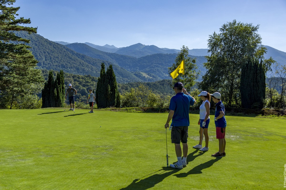 A 5 minutes, on peut passer une après-midi golf dans ce magnifique domaine entre les Pyrénées et le Lac de Lourdes