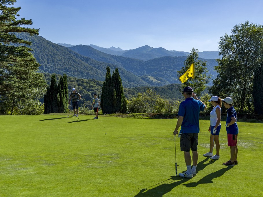 A 5 minutes, on peut passer une après-midi golf dans ce magnifique domaine entre les Pyrénées et le Lac de Lourdes
