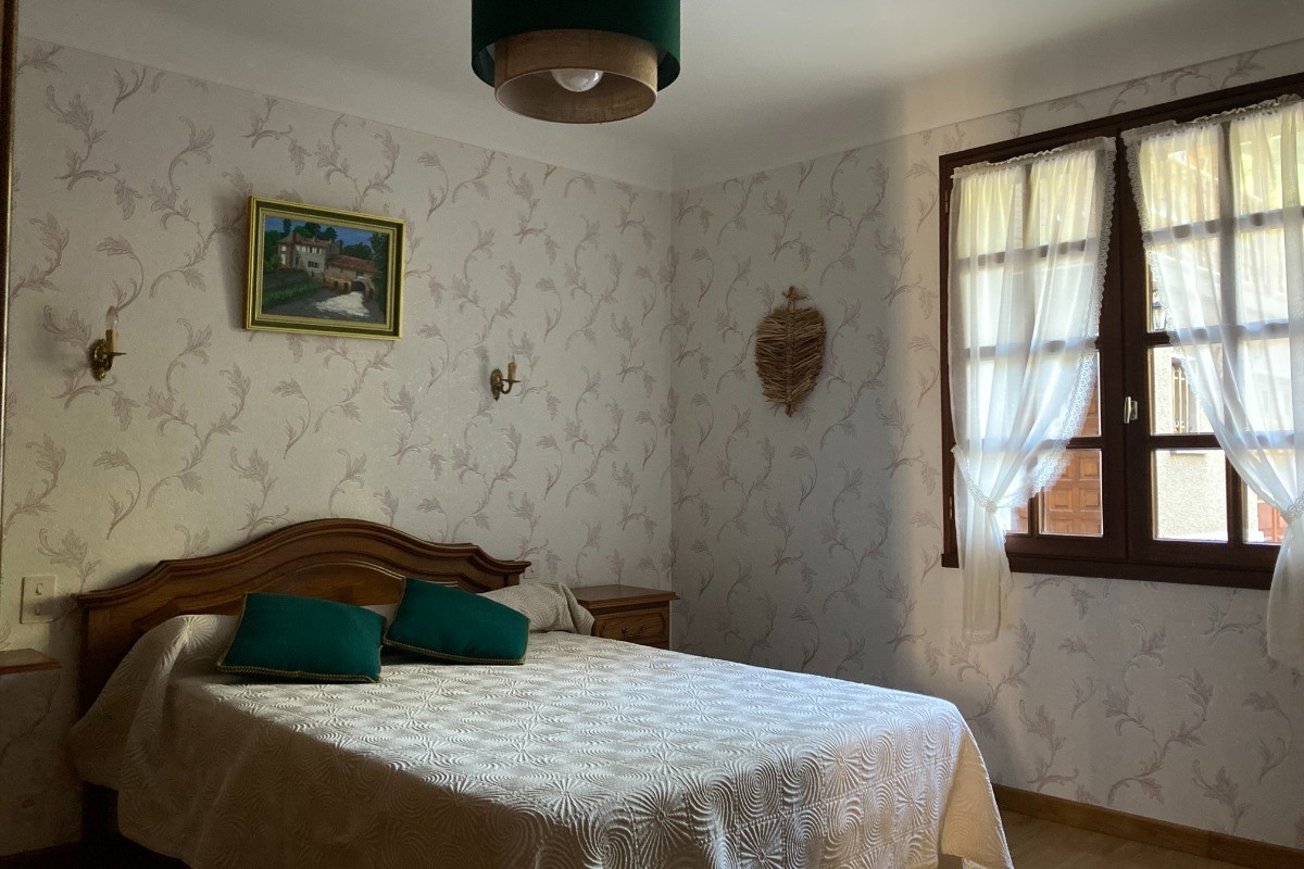 Chambre spacieuse avec vue sur la montagne, miroir en entrant, lit confortable