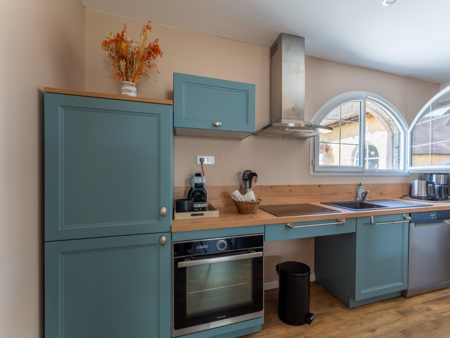 Cuisine toute équipée plaque induction, four pyrolyse, lave vaisselle, machine à laver
Place pour le fauteuil