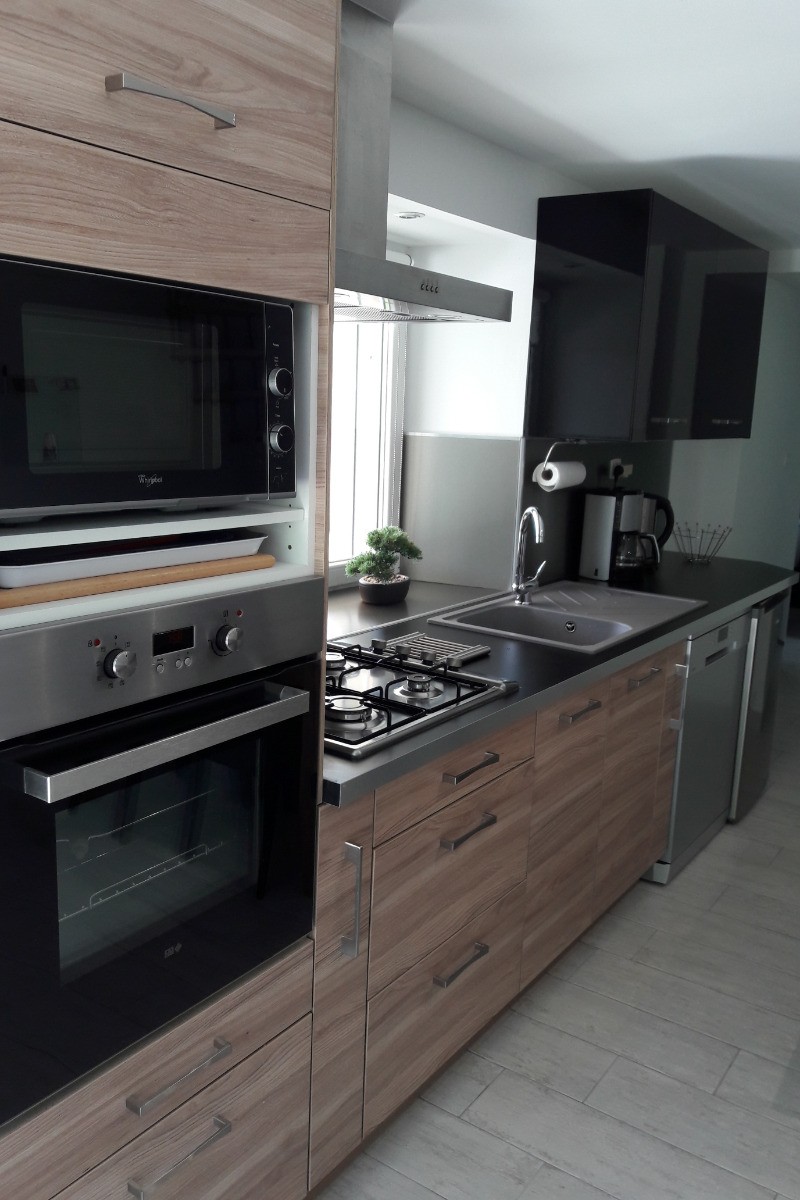 Lorsque vous poussez la porte d'entrée, vous trouverez la cuisine toute équipée