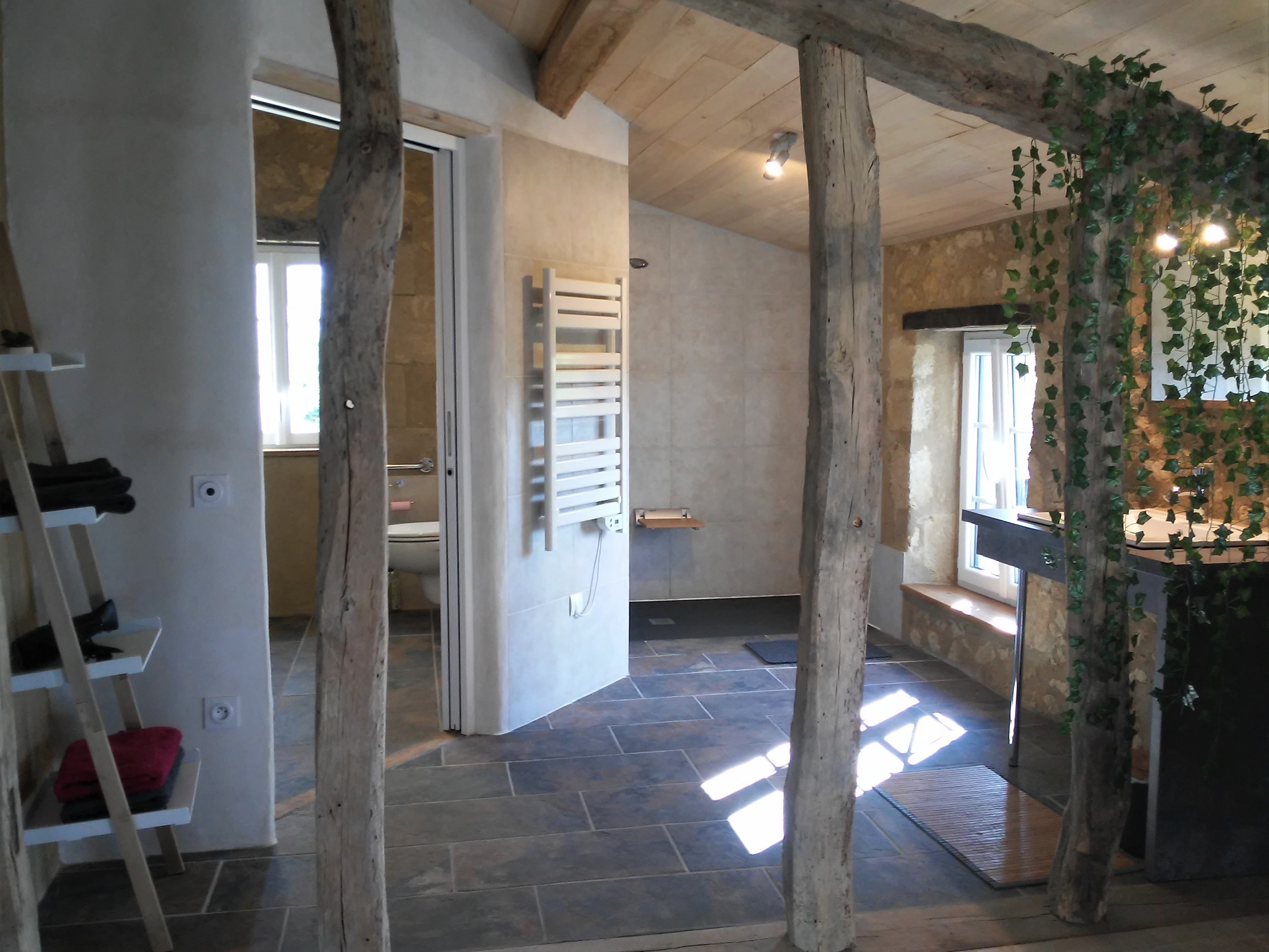 Salle de douche ouverte à la chambre côté jardin