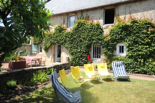 La maison vue du jardin