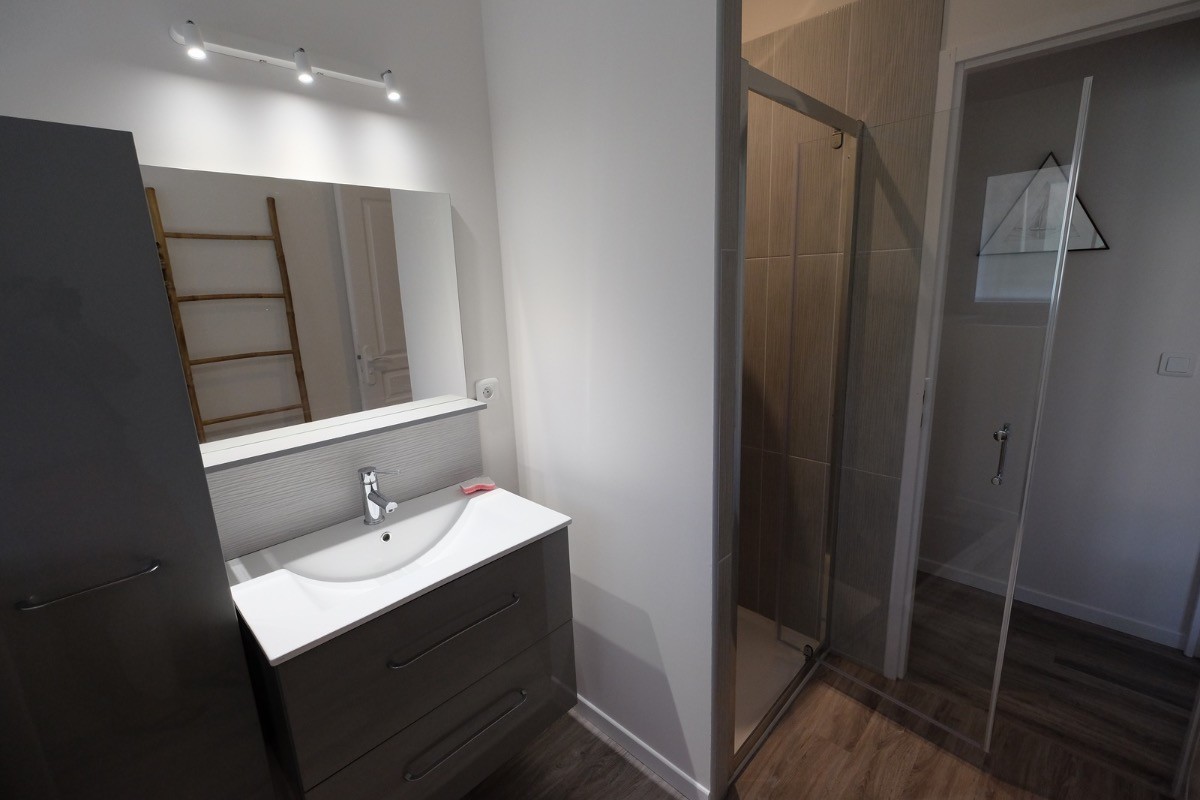 accès à la salle d'eau depuis un couloir donnant sur la chambre ou sur le salon