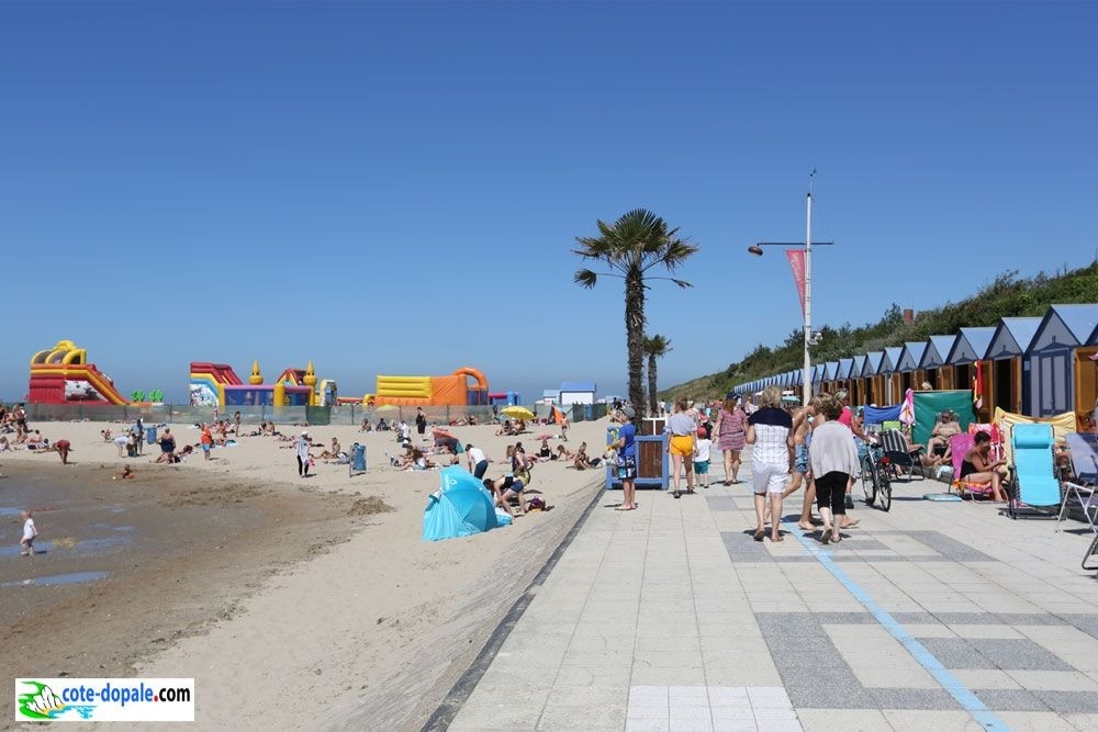 Jeux et nos cabines de plage à louer l'été pour la journée.