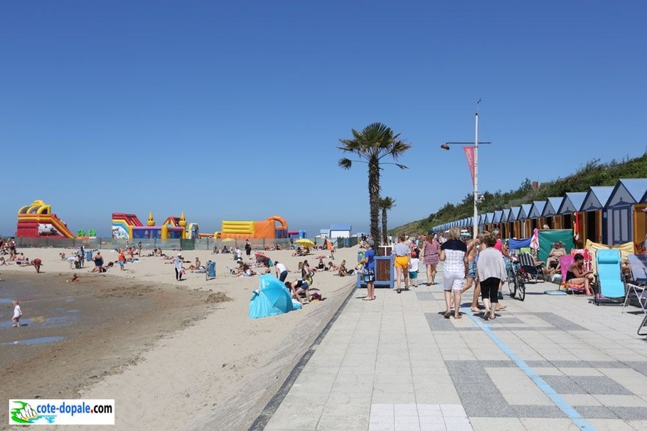 Jeux et nos cabines de plage à louer l'été pour la journée.